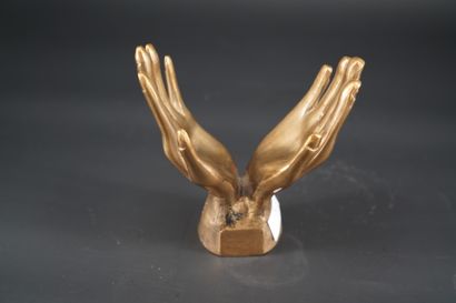 null MNRA, Sujet en bronze doré figurant deux mains, titré "l'Atelier du Verre, les...