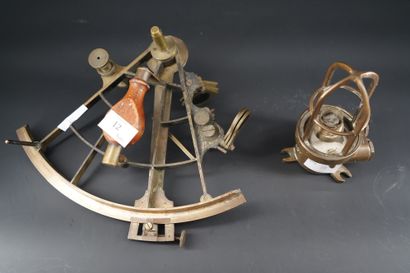 null Ensemble de marine comprenant un sextant XIXe en laiton, divisé avec son limbe...
