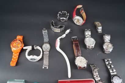 null Lot de montres pour homme et femme comprenant : 8 montres de marque SWATCH,...