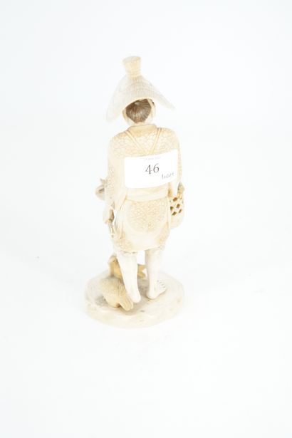 null JAPON - Epoque MEIJI (1868 - 1912) Okimono en ivoire, pêcheur portant un panier...