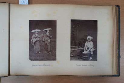 null Deux albums de photographies du Japon au XIXe siècle : personnes en costume...