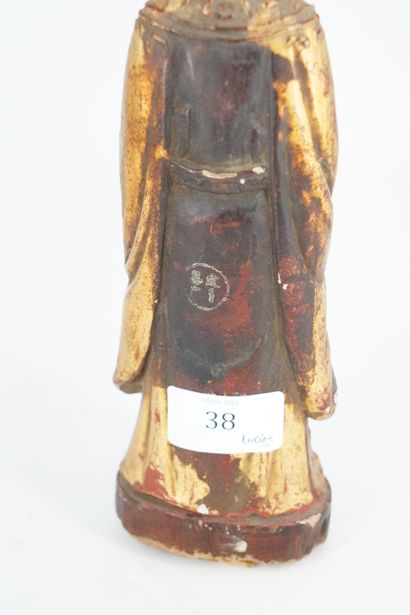 null CHINE - XIXe siècle, Statuette de dignitaire en bois laqué or et rouge, debout...