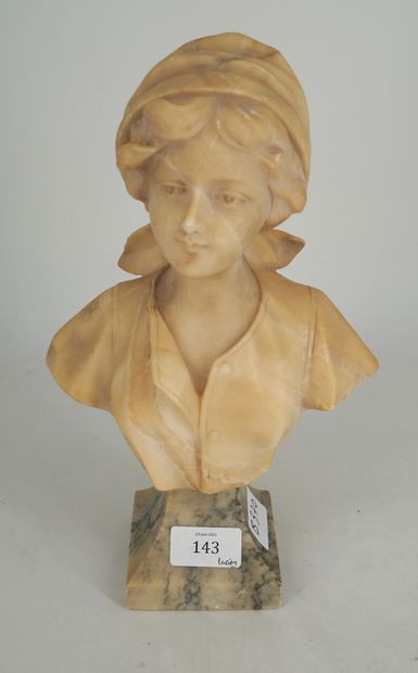 null Affortunato GORY (1895-1925) Buste de femme en albâtre signé sur le côté.