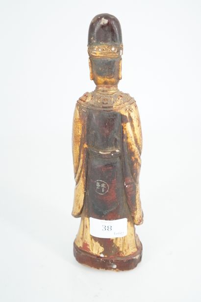 null CHINE - XIXe siècle, Statuette de dignitaire en bois laqué or et rouge, debout...