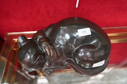 null Chat dormant en céramique émaillé à glaçure imitant le bronze.