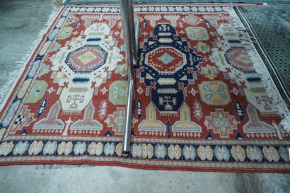 null Trois tapis en laine à décor géométrique. Pakistan Xxe siècle.