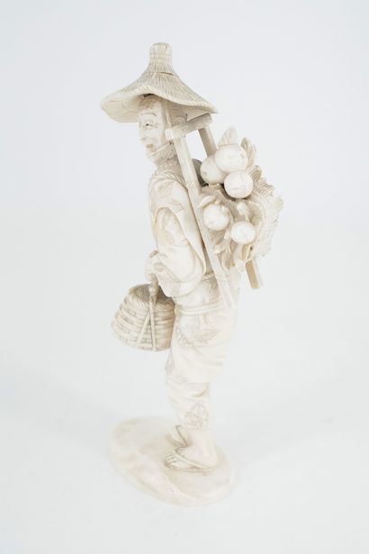 null JAPON - Epoque MEIJI (1868 - 1912) Okimono en ivoire, paysan au panier portant...