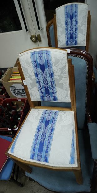 null Deux fauteuils Voltaire en bois mouluré, l'assise garnie de tissu bleu, deux...