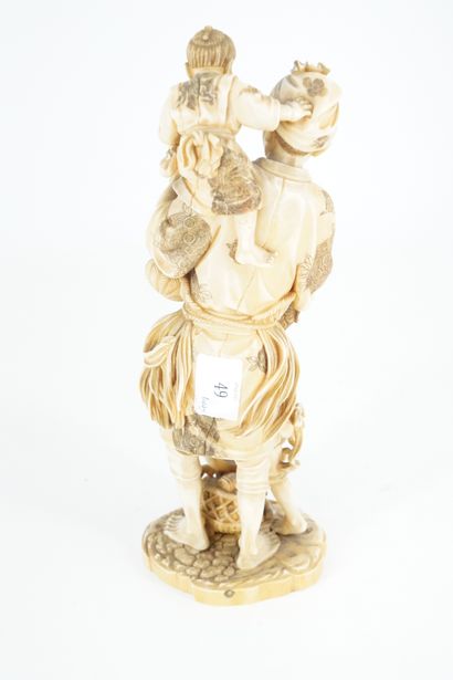 null JAPON - Epoque MEIJI (1868 - 1912) Okimono en ivoire, pêcheur debout, un panier...