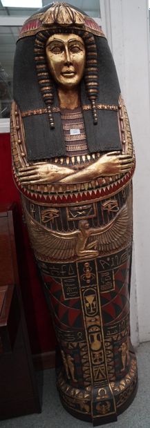 null Deux sarcophage décoratifs en bois sculpté découvrant des étagères.