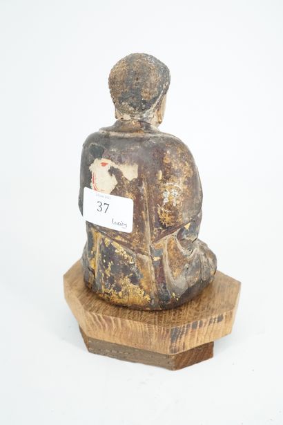 null CHINE - XVIIe/XVIIIe siècle, Petite statuette de bouddha en bois laqué or, assis...