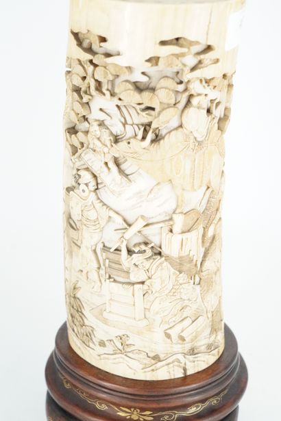 null JAPON - Epoque MEIJI (1868 - 1912) Vase en ivoire sculpté à décor de scènes...