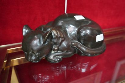 null Chat dormant en céramique émaillé à glaçure imitant le bronze.