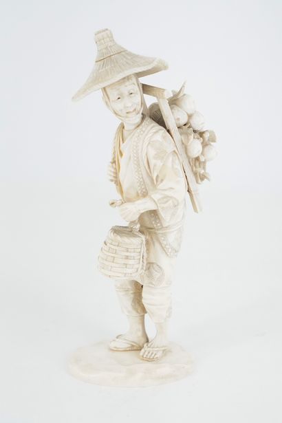null JAPON - Epoque MEIJI (1868 - 1912) Okimono en ivoire, paysan au panier portant...