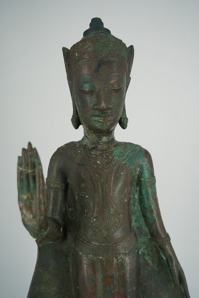 null Sujet en bronze figurant une divinité, la main droite levée, probablement Thaïlande....