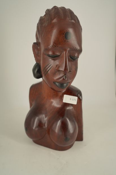 null Buste de femme africaine en bois sculpté.