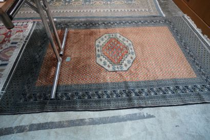 null Trois tapis en laine à décor géométrique. Pakistan Xxe siècle.