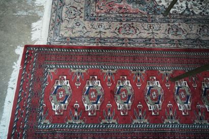 null Tapis galerie en laine à décor géométrique sur fond rouge, 5 tapis persans en...
