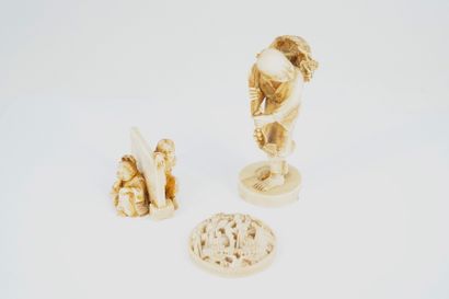 null JAPON - Epoque MEIJI (1868 - 1912) Ensemble d'ivoire sculpté comprenant : un...