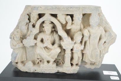 null INDE - GANDHARA, art gréco-bouddhique, IIe/IVe siècle Fragment de stèle en schiste...