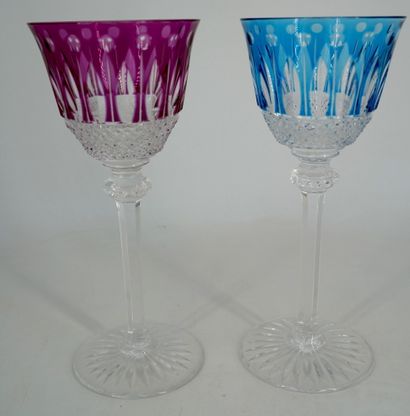 null SAINT LOUIS, modèle TOMMY, 8 verres en cristal taillé coloré.