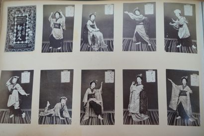 null Deux albums de photographies du Japon au XIXe siècle : personnes en costume...