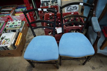 null Deux fauteuils Voltaire en bois mouluré, l'assise garnie de tissu bleu, deux...