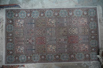 null Tapis galerie en laine à décor géométrique sur fond rouge, 5 tapis persans en...