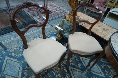 null Paire de chaises en bois sculpté de style Louis XV