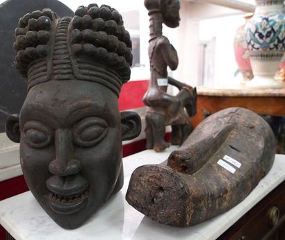 null Ensemble de trois masques africains en bois sculpté.