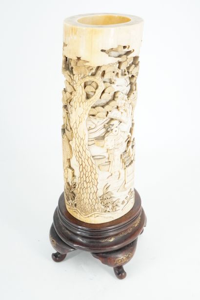 null JAPON - Epoque MEIJI (1868 - 1912) Vase en ivoire sculpté à décor de scènes...