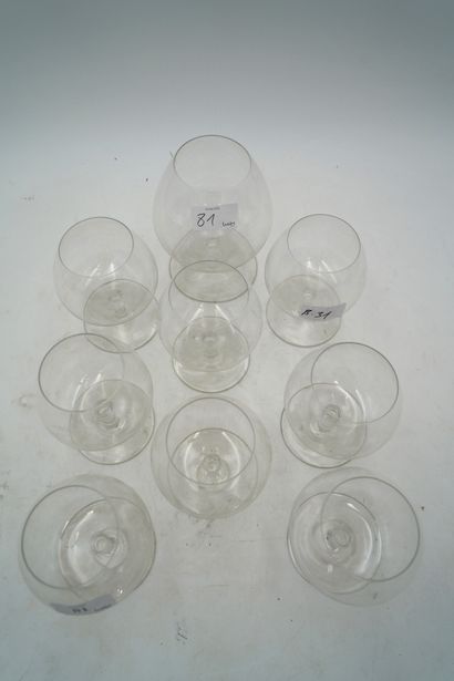 null BACCARAT Suite de huit verres en cristal à cognac et un grand verre.