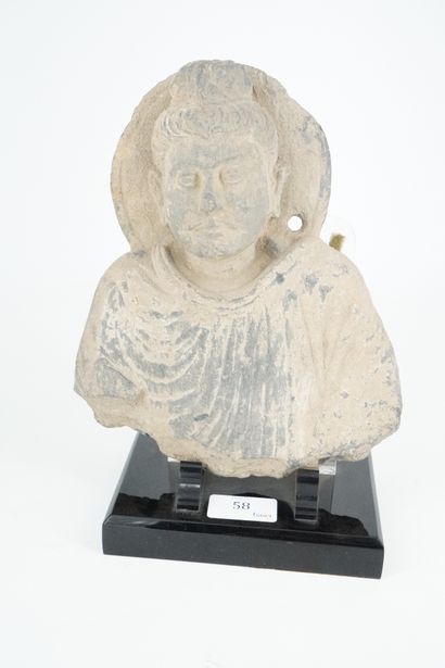 null INDE - GANDHARA, art gréco-bouddhique, IIe/IVe siècle Buste de bouddha en schiste...