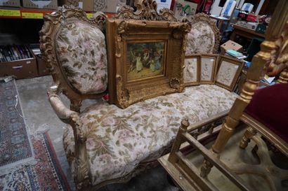 null Important canapé de style Louis XV en bois et composition dorés, accidents....