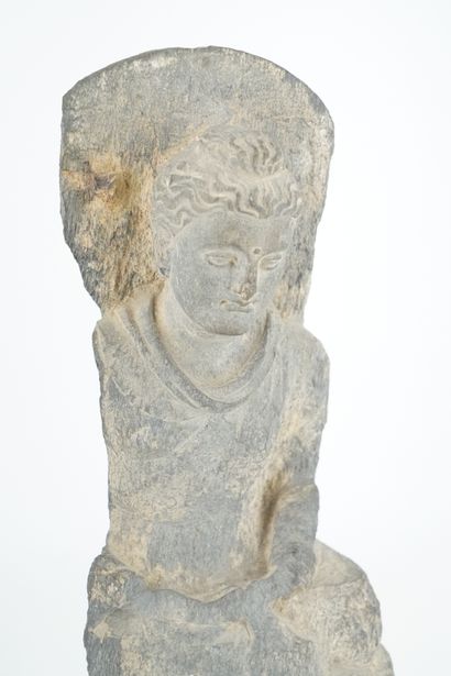 null INDE - GANDHARA, art gréco-bouddhique, IIe/IVe siècle Fragment de statuette...
