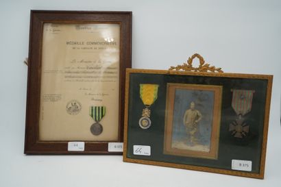 null Médaille commémorative de la campagne 1870-1871 encadrée. On joint deux médailles...