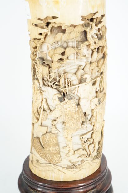 null JAPON - Epoque MEIJI (1868 - 1912) Vase en ivoire sculpté à décor de scènes...