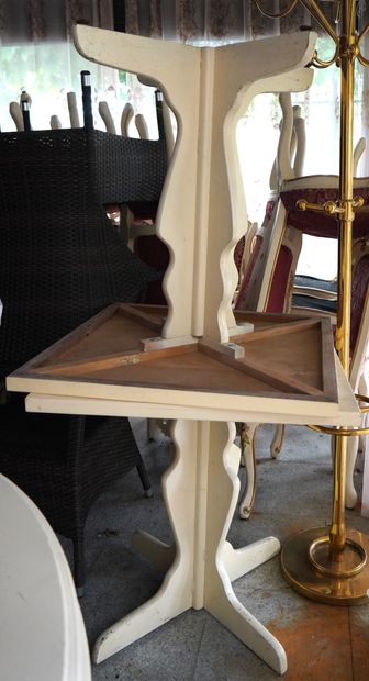 null (SRV) Quatre tables carrées en bois laqué blanc, posant sur pieds central quadripode...