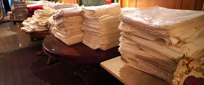 null (SRR) Important lot de linge : nappes, serviettes.