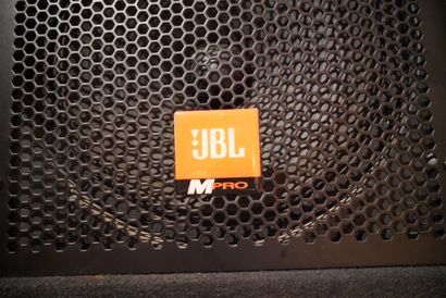 null (SRR) Quatre enceintes JBL M-Pro dont deux avec leur pied de fixation.