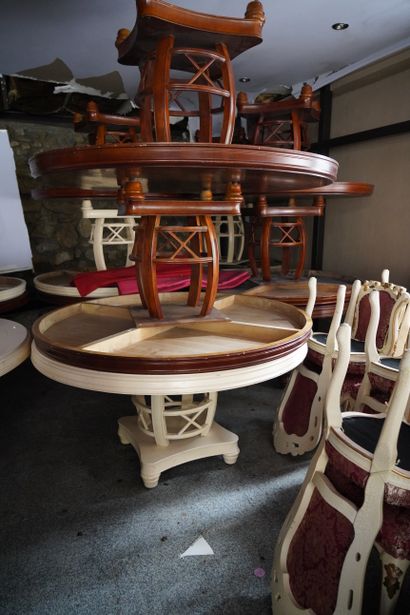 null 
(SRV) - Environ trois tables circulaires en bois mouluré, laqué blanc posant...