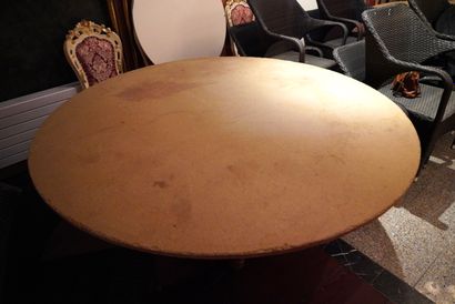 null (SRR) - Quatre tables circulaires en bois mouluré, posant sur pied central en...