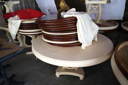 null 
(SRV) - Environ trois tables circulaires en bois mouluré, laqué blanc posant...