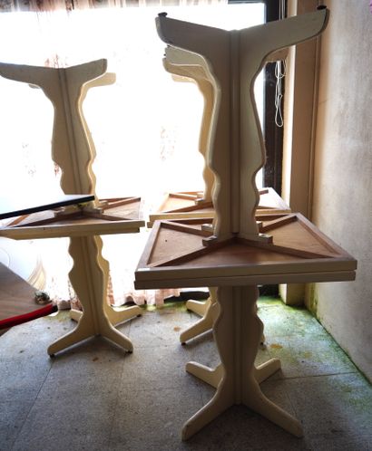 null (SRV) Six tables carrées en bois laqué blanc, posant sur pieds central quadripode...