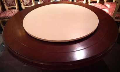 null (SRR) - Quatre tables circulaires en bois mouluré, posant sur pied central en...