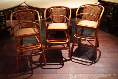 null (SRR) Trois chaises d’enfant en bambous thermoformé et cannage.