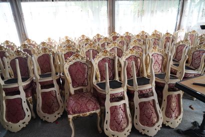 null (SRV) Environ quatre-vingt-six chaises en bois mouluré laqué crème et doré,...