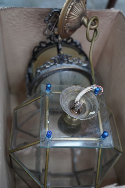 null Lanterne en verre bisauté et laiton, on joint une lanterne en verre gravé.