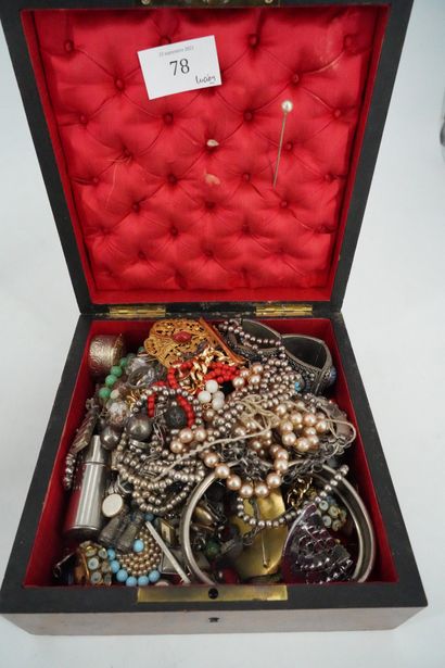 null Lot de bijoux fantaisie : colliers, bracelets et montres bracelet, montre de...