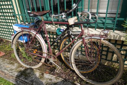 null *Deux vélos : Louis OCANA, SIFEM Saint-Etienne, l'un de couleur rouge et l'autre...